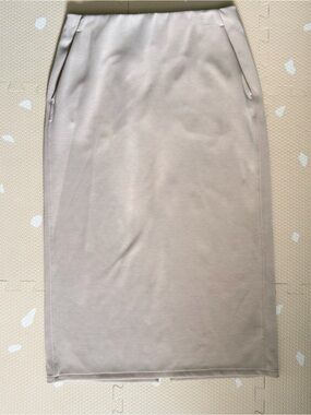Lululemon Softstreme High-Rise Midi Skirt
Bone size 8. EUC